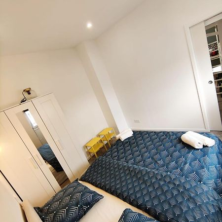 Apartamento Loft Chic Avec Mezzanine Contemporaine Vénissieux Exterior foto