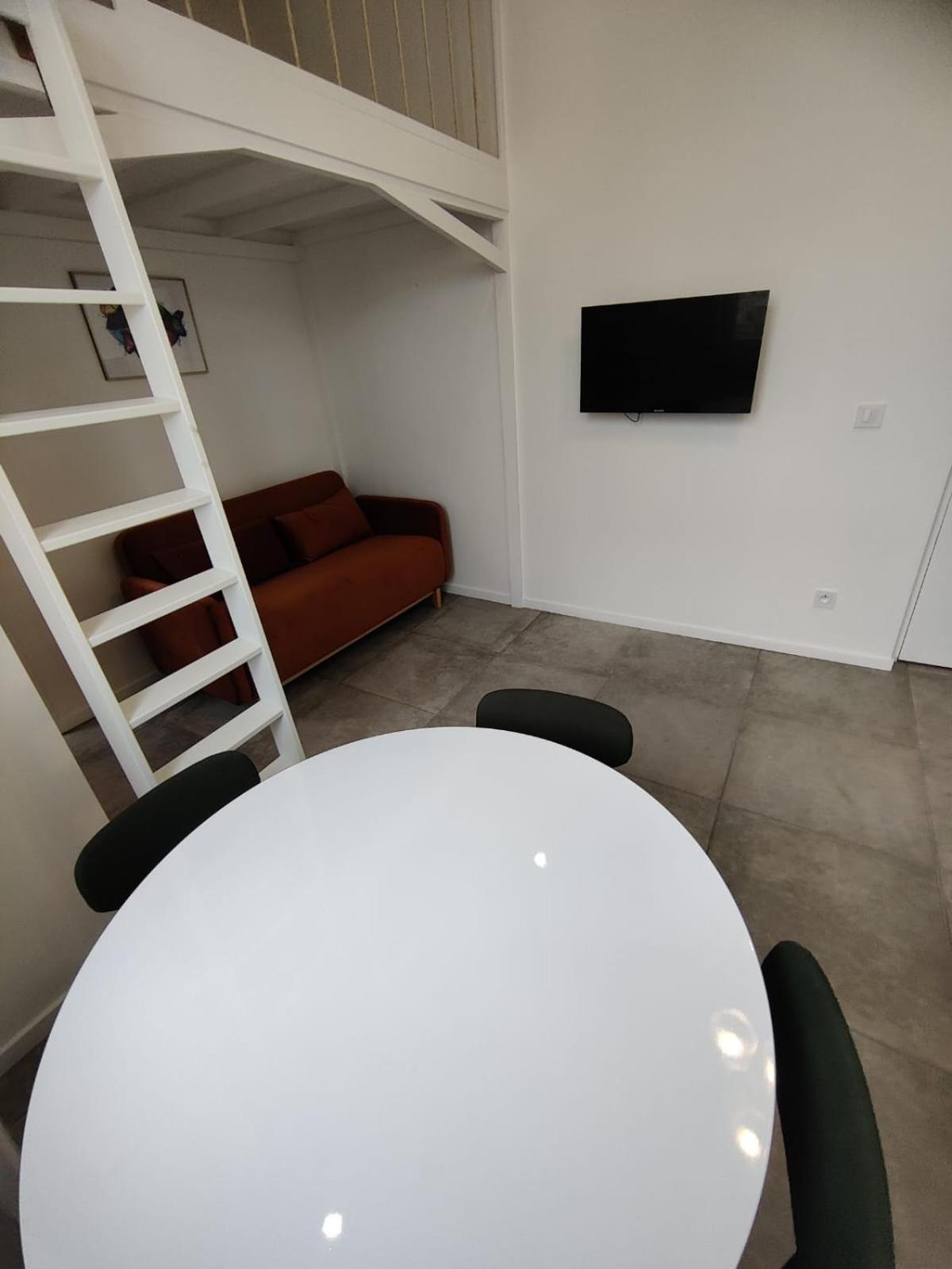 Apartamento Loft Chic Avec Mezzanine Contemporaine Vénissieux Exterior foto