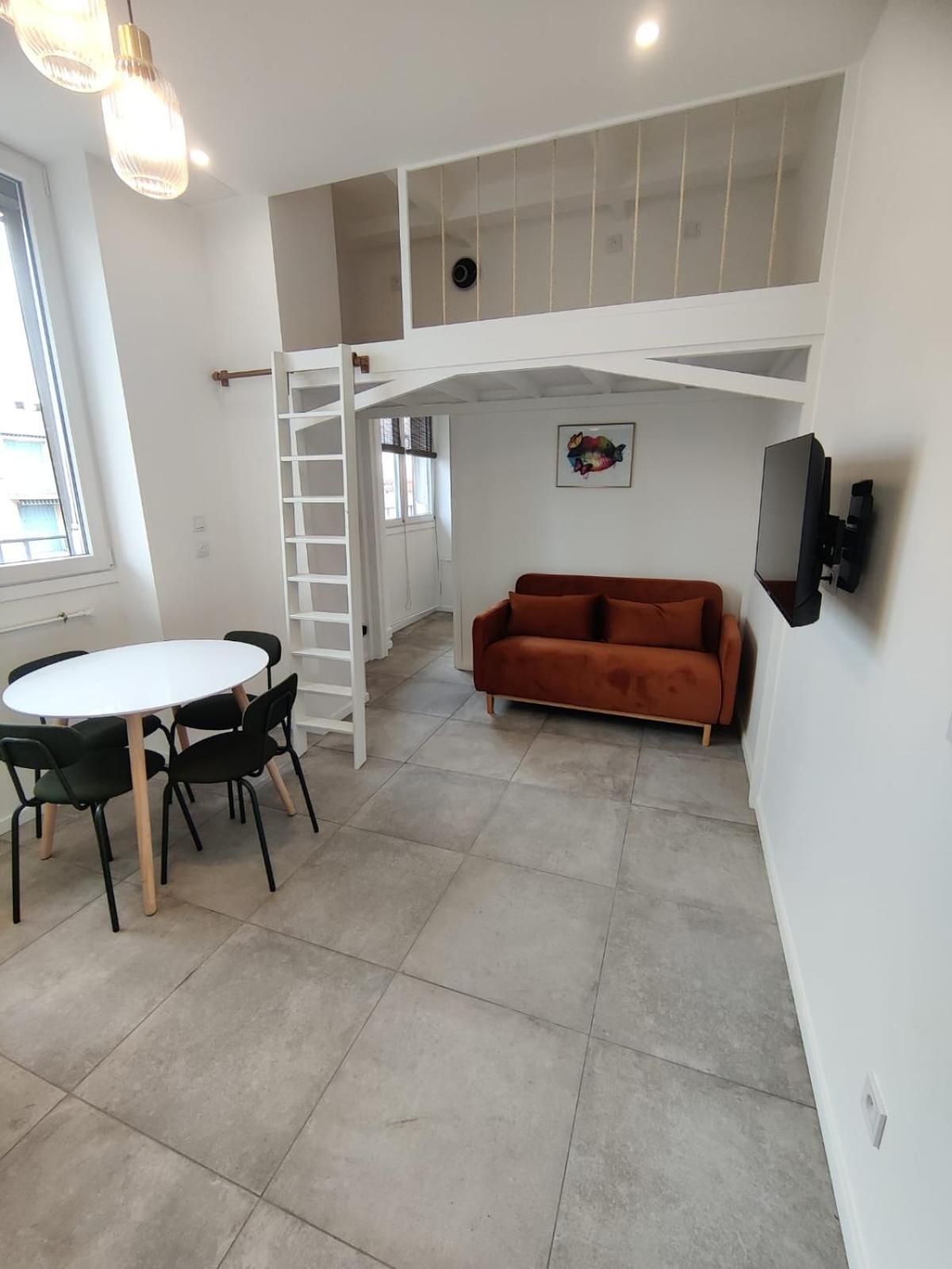 Apartamento Loft Chic Avec Mezzanine Contemporaine Vénissieux Exterior foto